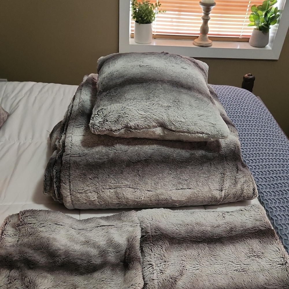 Luxurious Gray Faux Fur Bedding Set